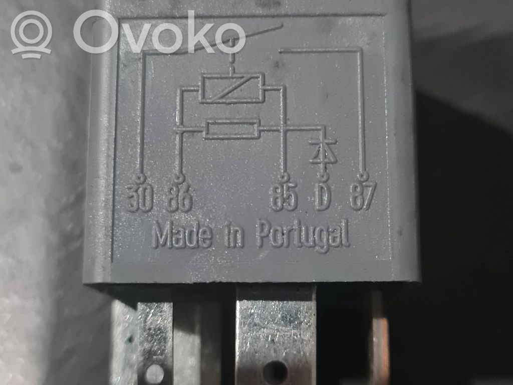 Audi A4 S4 B7 8E 8H Inne przekaźniki 