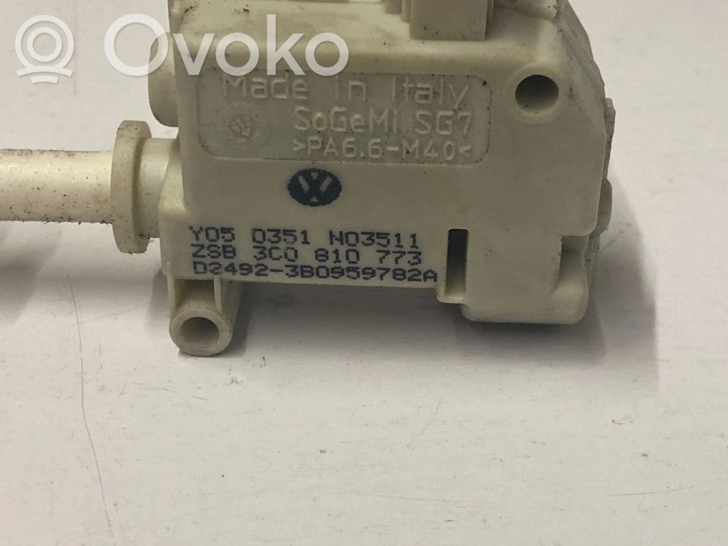 Volkswagen PASSAT B6 Silniczek / Siłownik zamka centralnego 