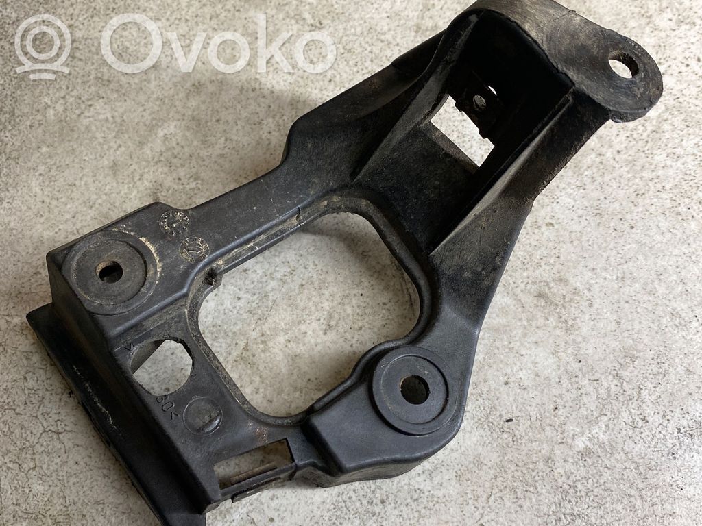 Audi A6 S6 C5 4B Fender mounting bracket 