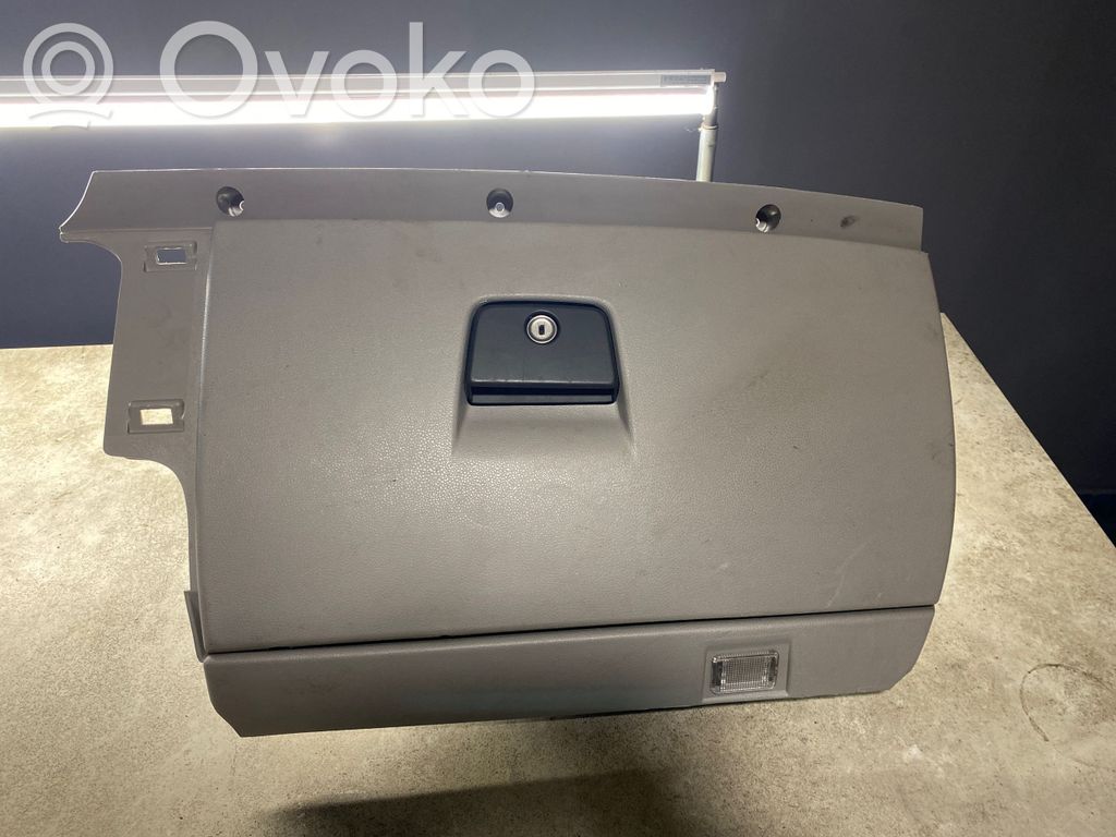 Volvo V50 Glove box 