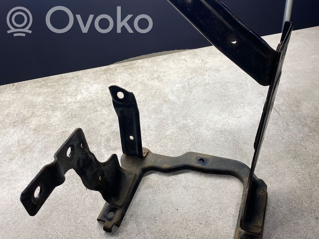 Volvo V50 Power steering pump mounting bracket 