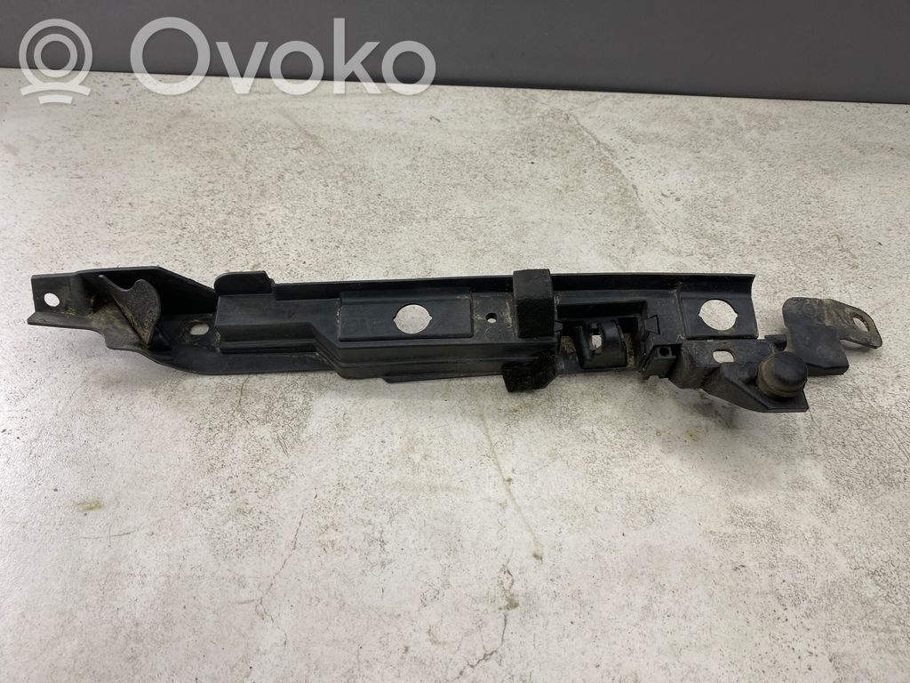 Opel Corsa D Lokasuojan kannake 