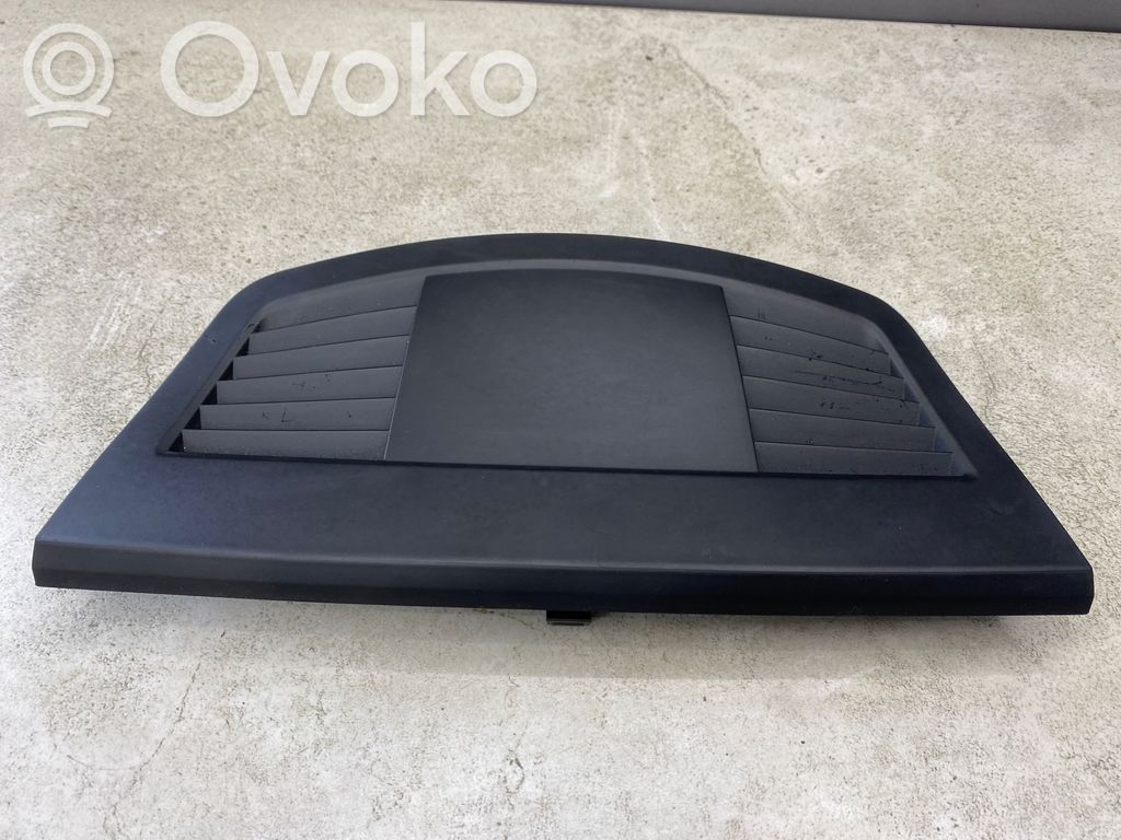 BMW 3 E90 E91 Lango oro grotelės 
