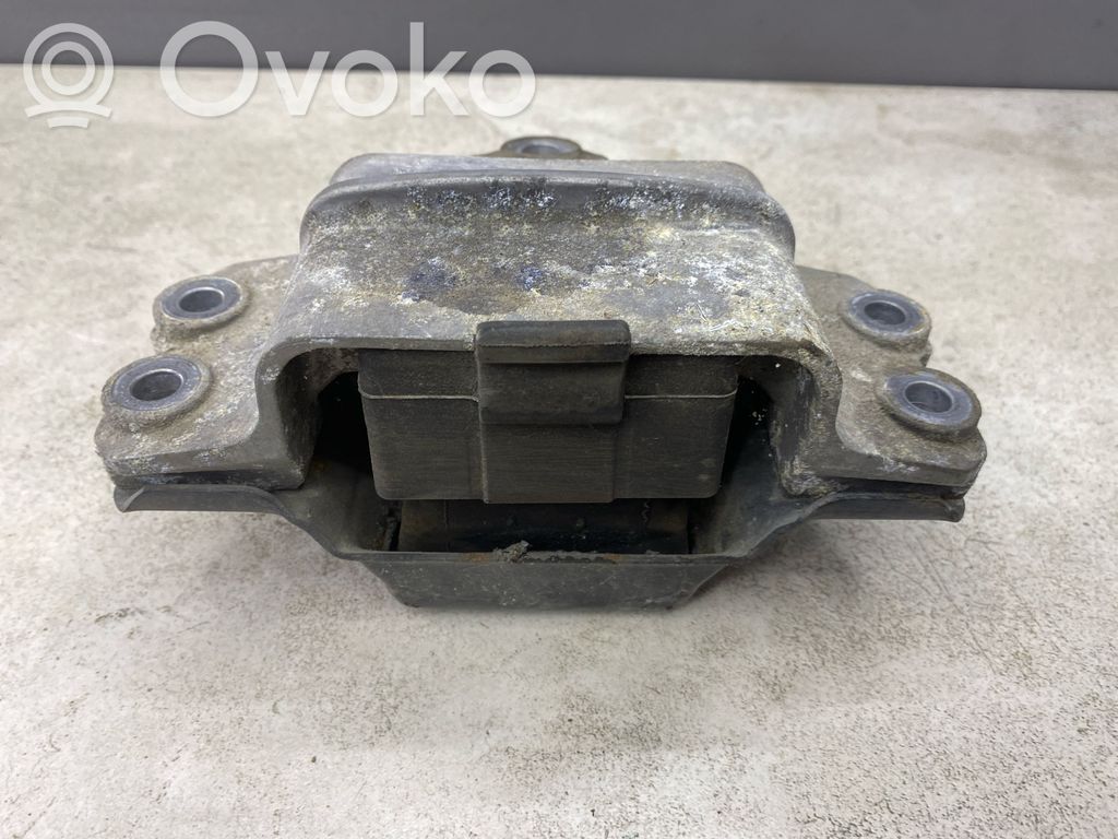 Volkswagen PASSAT B6 Engine mount bracket 
