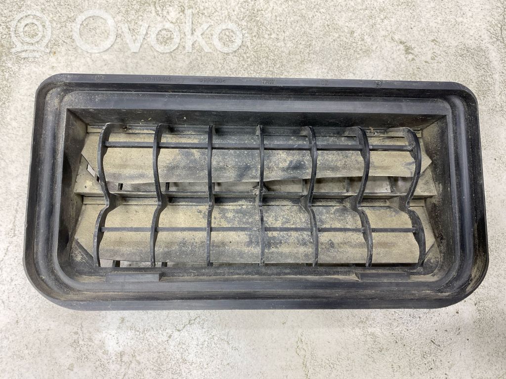 Volkswagen PASSAT B6 Kratka wentylacyjna pod zderzakiem tylnym 