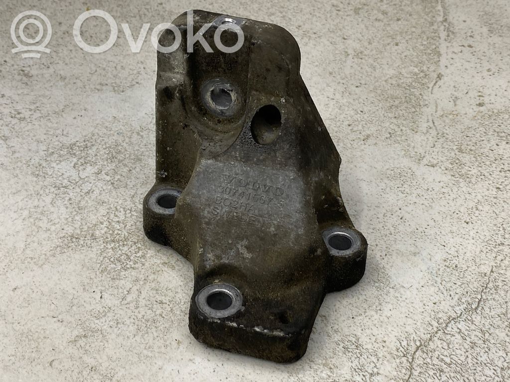 Volvo XC90 Engine mounting bracket 