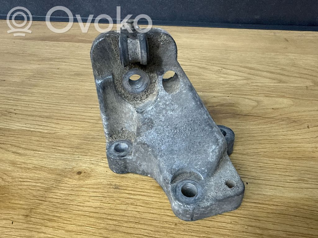 Volvo XC70 Engine mounting bracket 