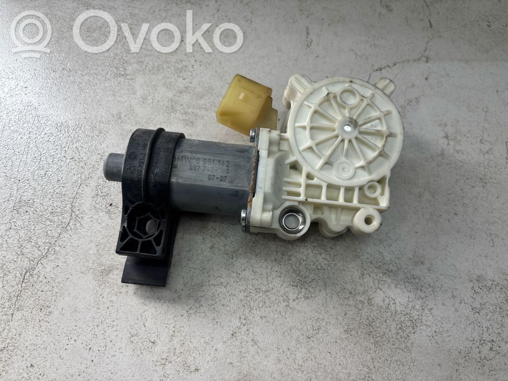 BMW 5 E60 E61 Front door window regulator motor 