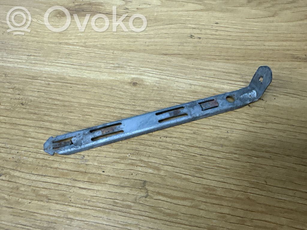 Volvo XC90 Headlight/headlamp mounting bracket 