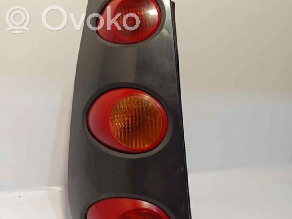 Rear/tail lights   E32220