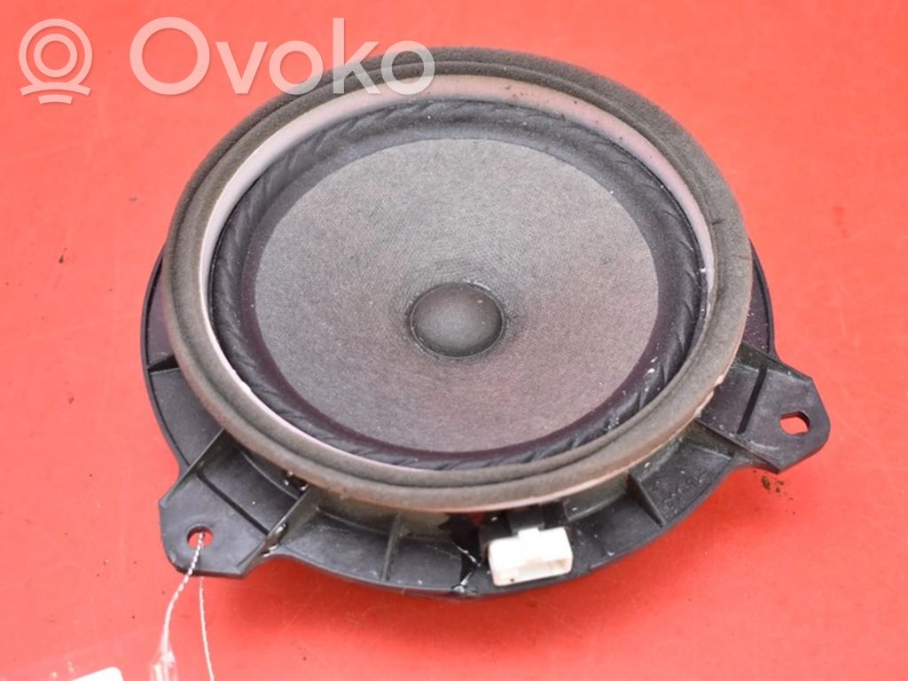 Toyota Avensis T270 Altavoz subwoofer