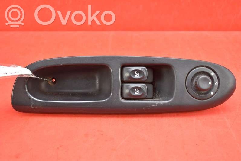 Renault Thalia I Electric window control switch 