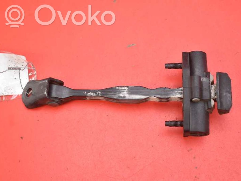 Opel Astra K Etuoven pidätin 