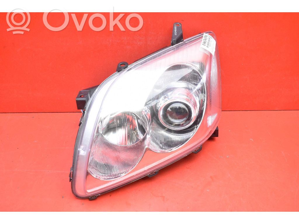 Toyota Avensis Verso Lampa przednia 