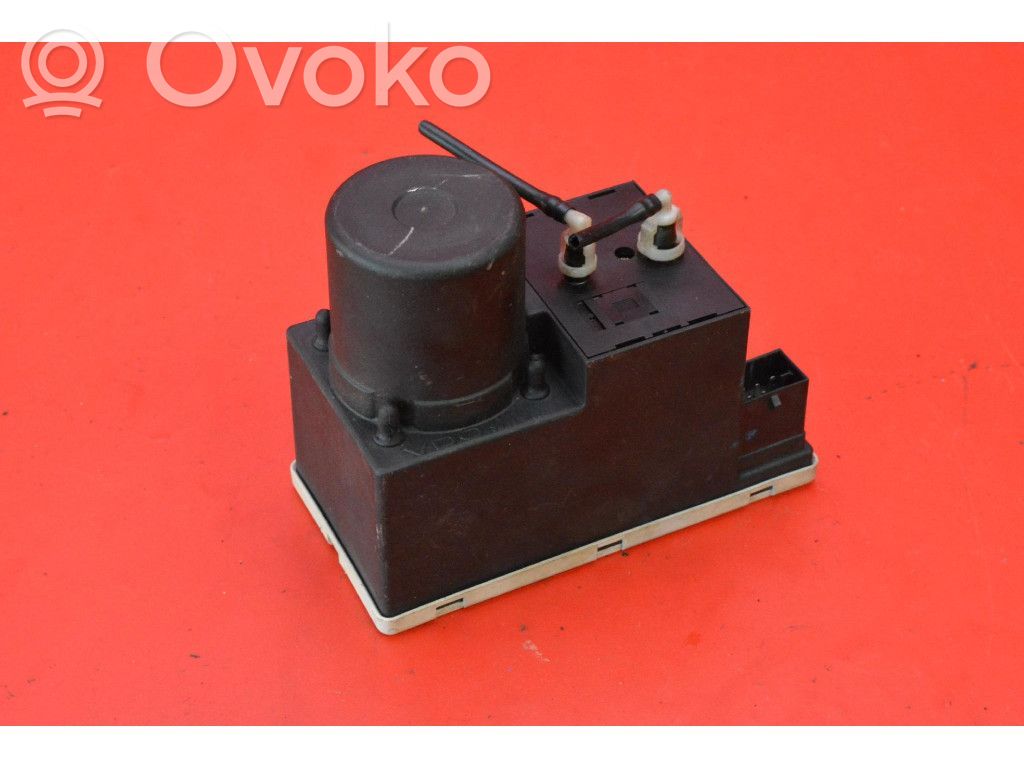 Audi A4 S4 B5 8D Pompă vacuum închidere centralizată