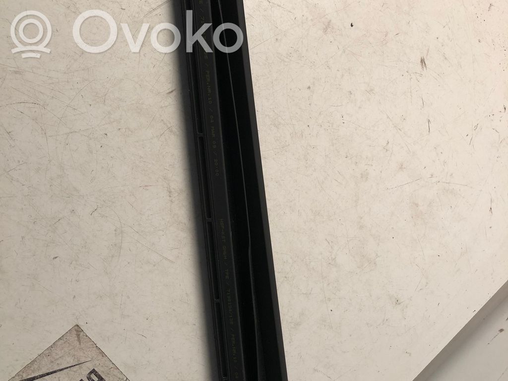 Резиновый уплотнитель люка   7198134