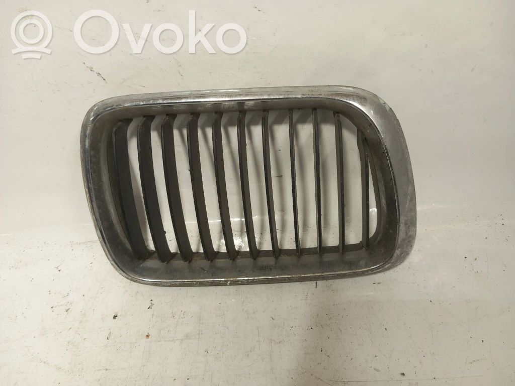 BMW 3 E36 Grotelės priekinės 
