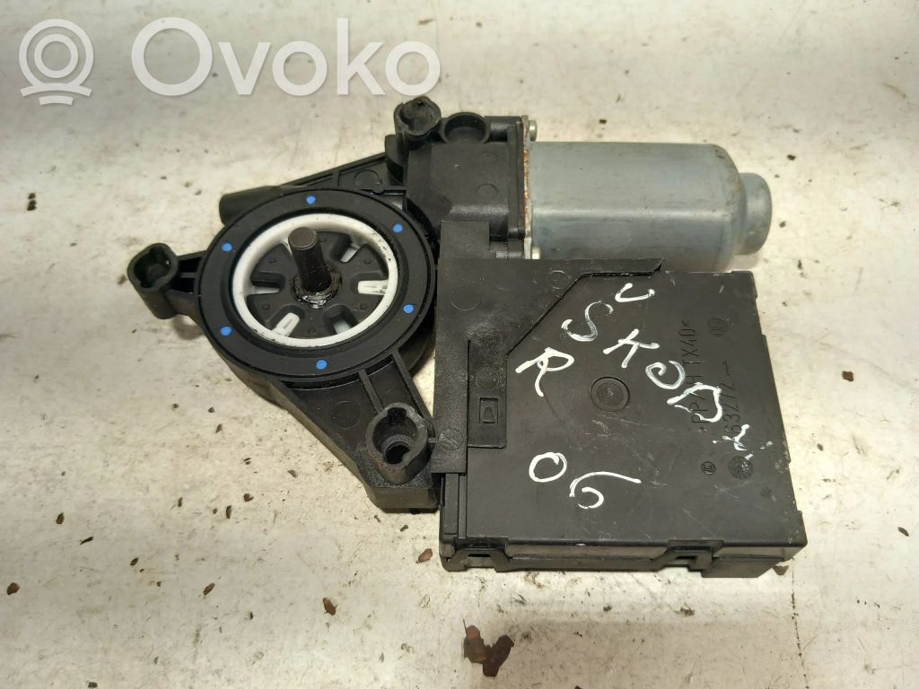 Skoda Octavia Mk2 (1Z) Silnik regulatora szyby drzwi przednich 
