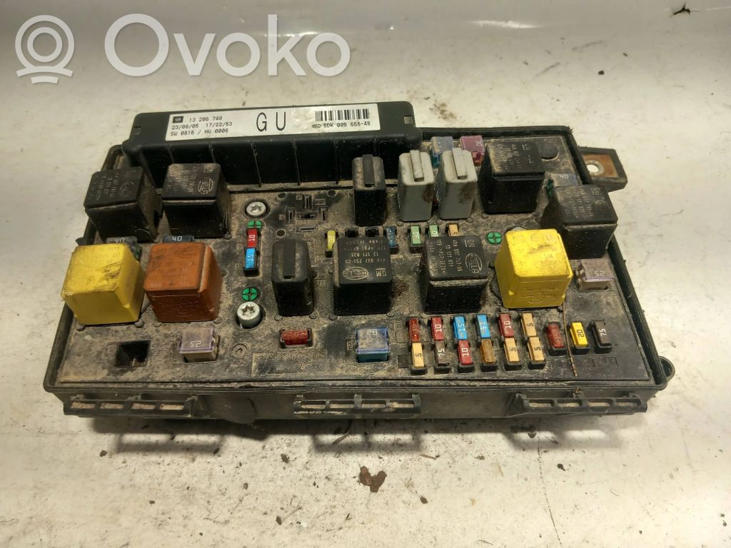 Opel Zafira B Fuse module 