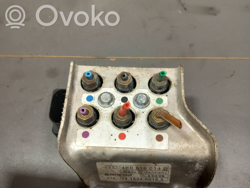 Audi A8 S8 D3 4E Verteiler / Ventilblock Luftfederung 