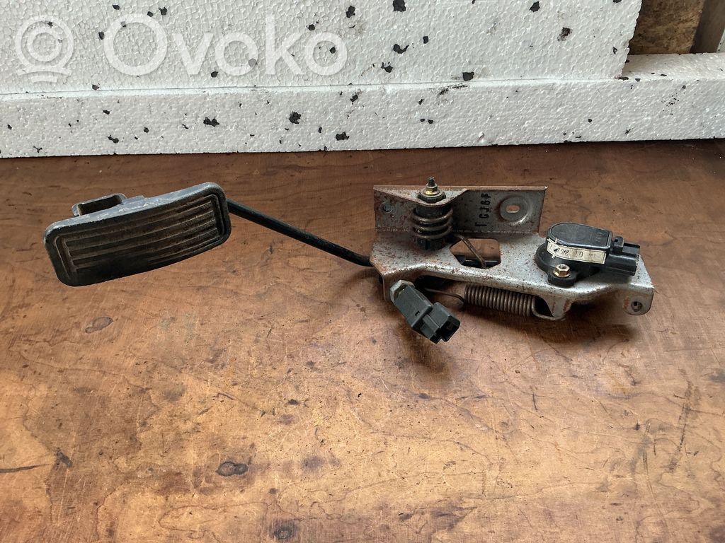 Accelerator throttle pedal