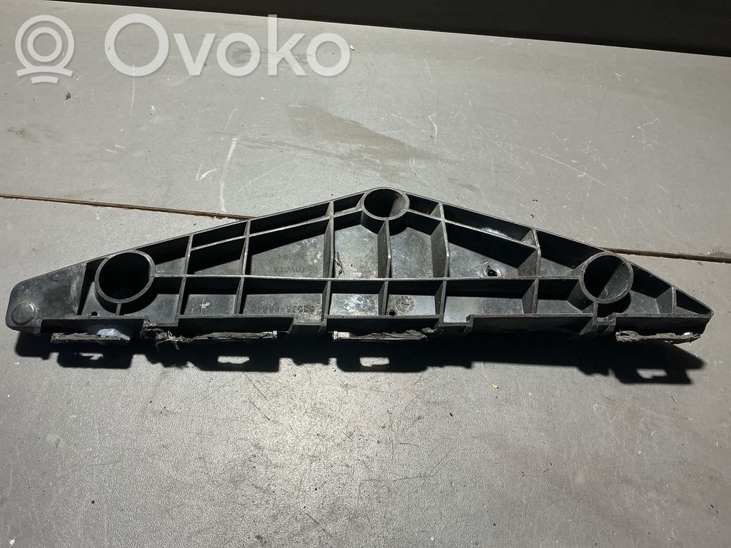 Toyota Avensis T270 Uchwyt / Mocowanie zderzaka przedniego 