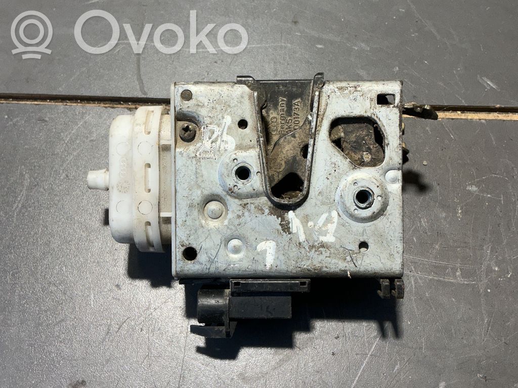 Audi A4 S4 B5 8D Priekšpusē slēdzene 