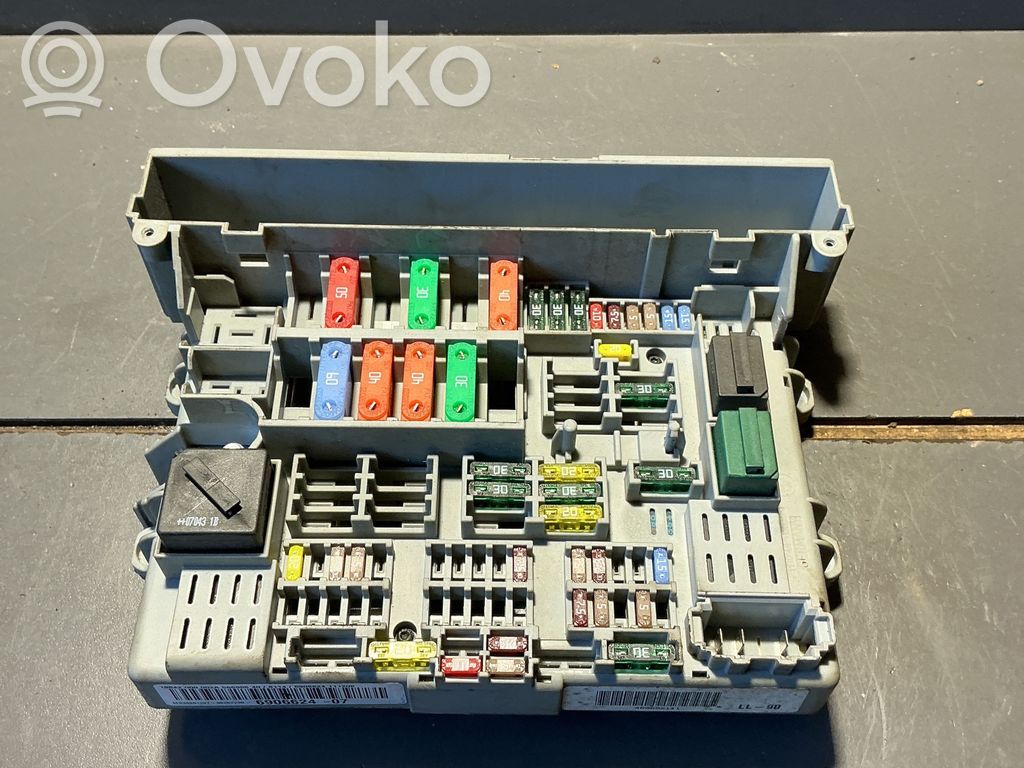 Fuse box set   6906624