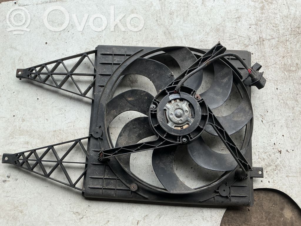 Volkswagen Polo IV 9N3 Elektryczny wentylator chłodnicy 
