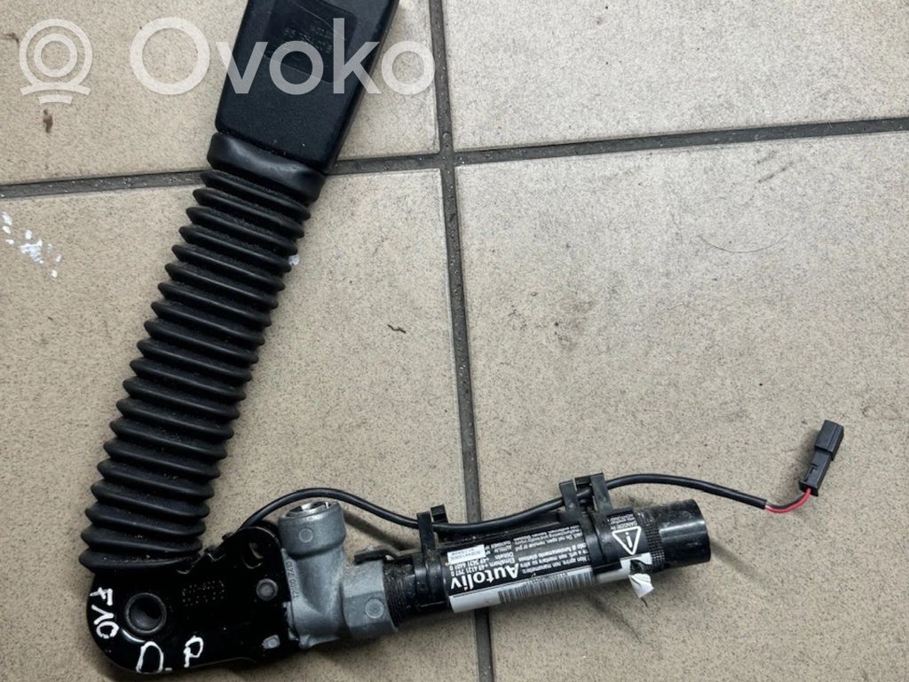 BMW 5 F10 F11 Klamra przedniego pasa bezpieczeństwa 