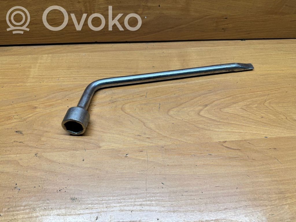 Toyota Yaris Raktas ratų varžtams 