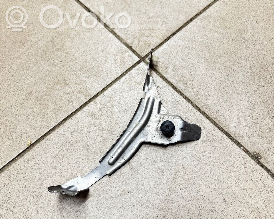 BMW 5 E60 E61 Lokasuojan kannake 