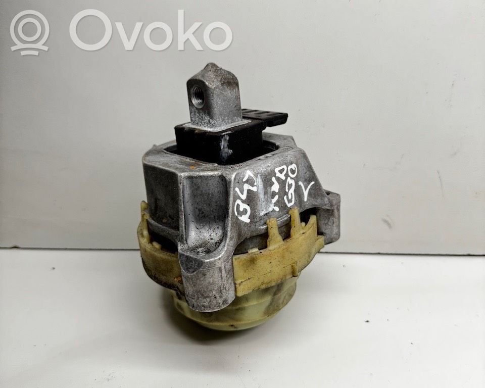 BMW 5 G30 G31 G38 Engine mount bracket 