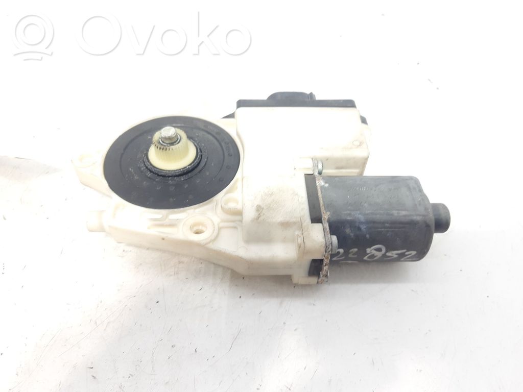 Silnik regulatora szyby drzwi przednich   67626925964