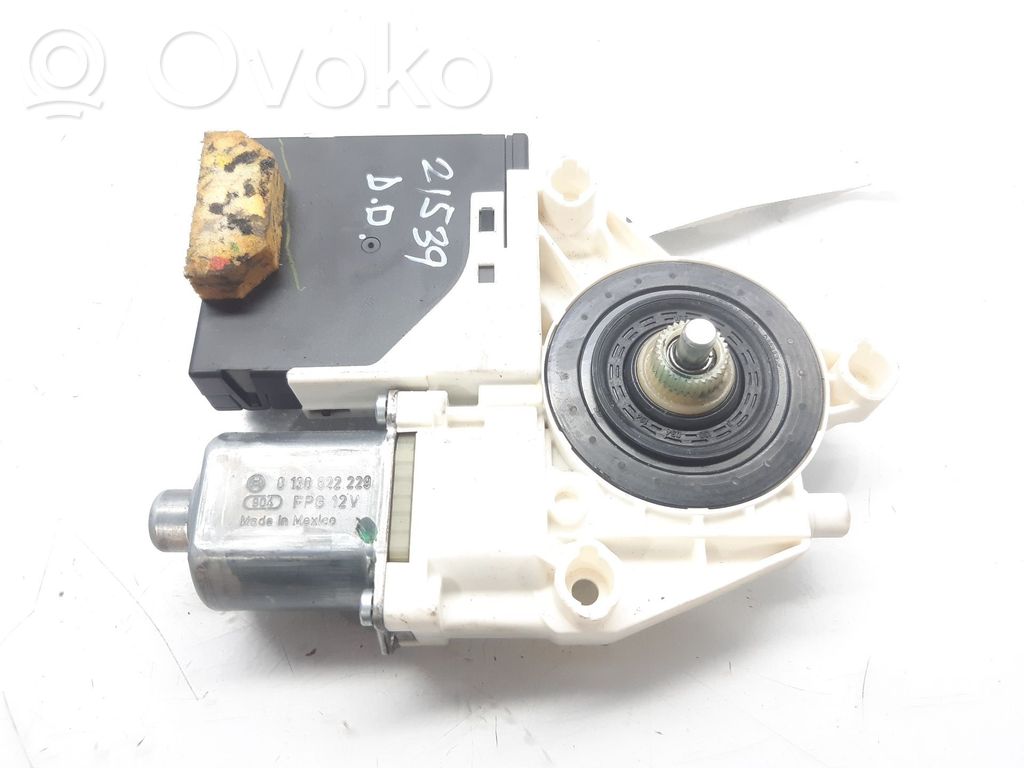 Volkswagen Jetta VI Silnik regulatora szyby drzwi przednich 