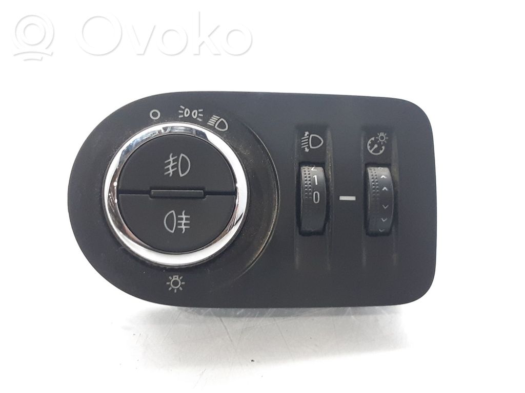 Light switch   13470445