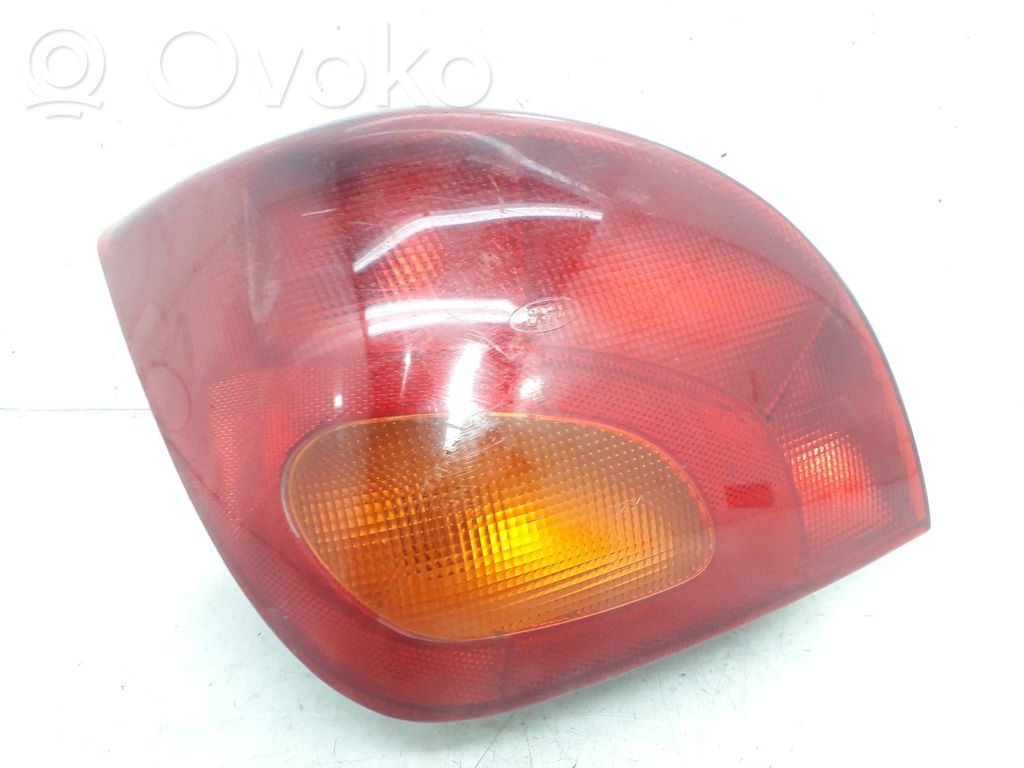 Ford Fiesta Aizmugurējais lukturis virsbūvē 