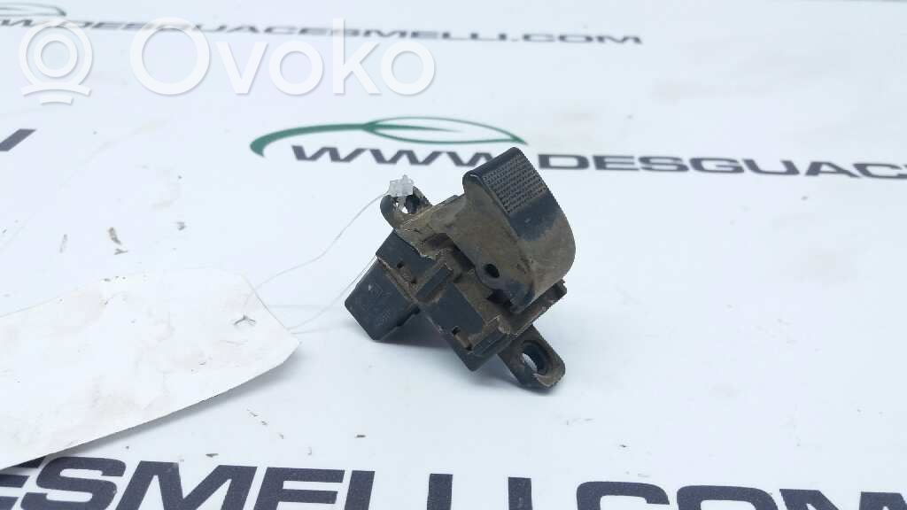 Electric window control switch   UR5668