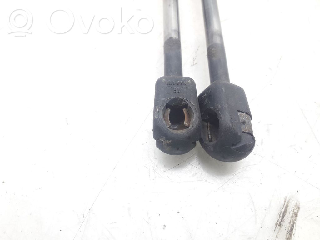 Volkswagen PASSAT B5 Siłownik maski przedniej 