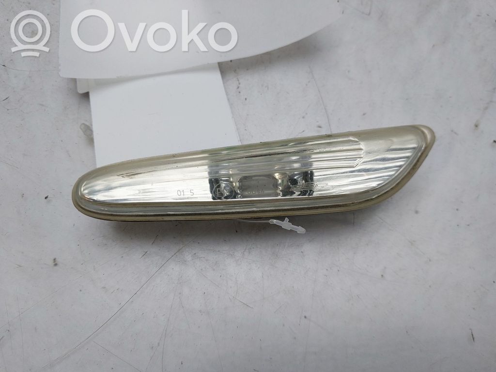 BMW 5 E60 E61 Etupuskurin suuntavilkku 