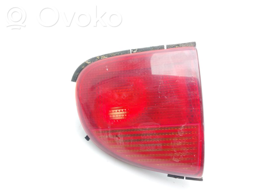 Lampy tylnej klapy bagażnika   93AG15K253