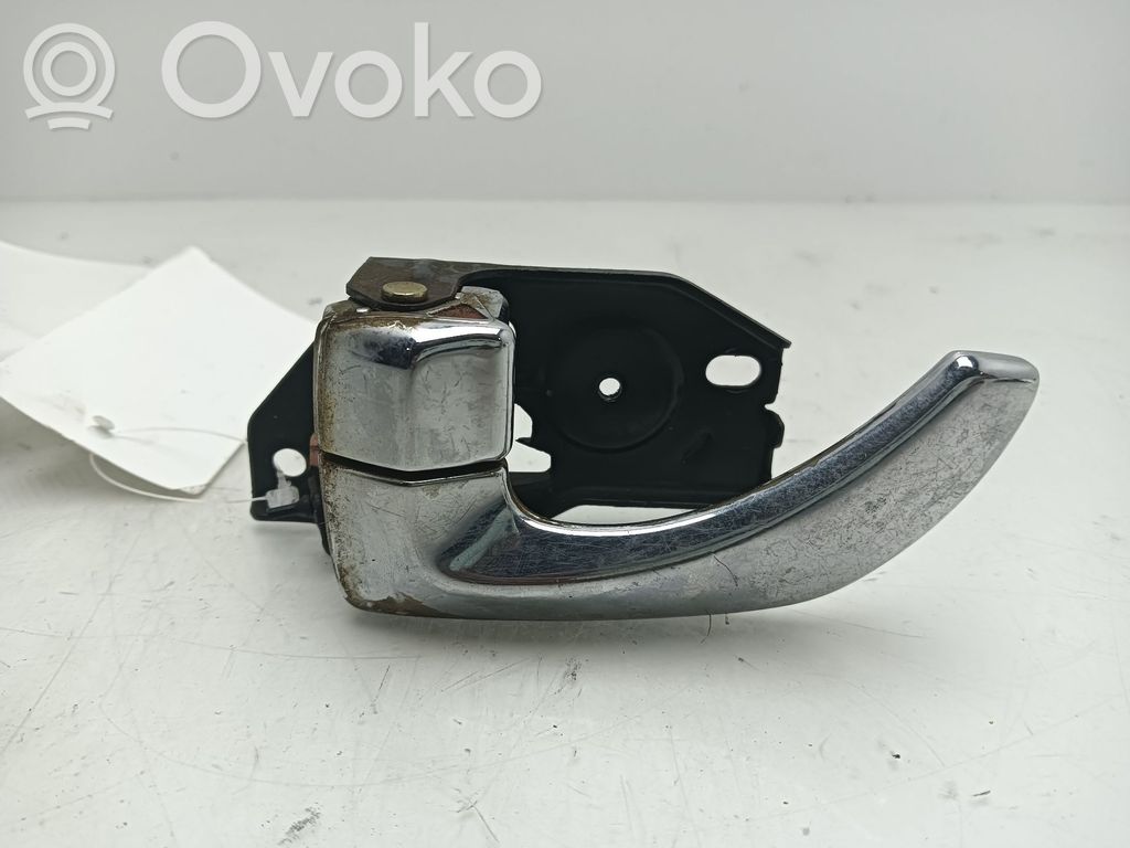 Manecilla interna puerta delantera   826103B000