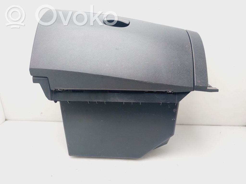 Renault Clio III Glove box 