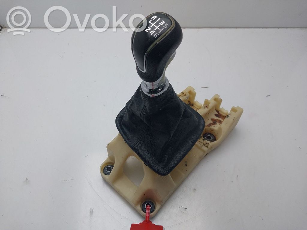KIA Ceed Vaihteenvalitsimen verhoilu 