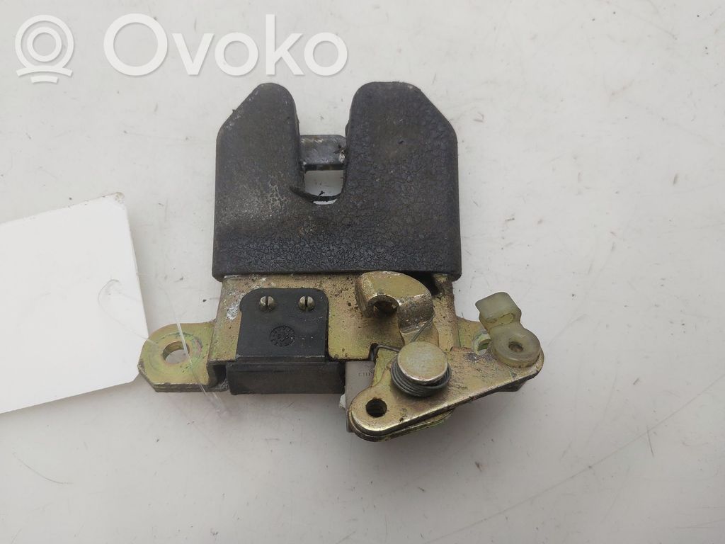 Volkswagen PASSAT B5 Tailgate lock latch 
