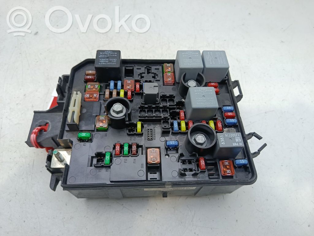 Opel Corsa E Sulakemoduuli 