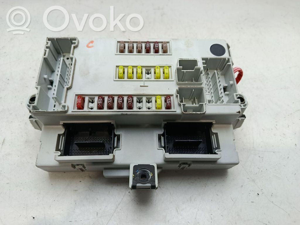 Fiat 500L Ramka / Moduł bezpieczników 
