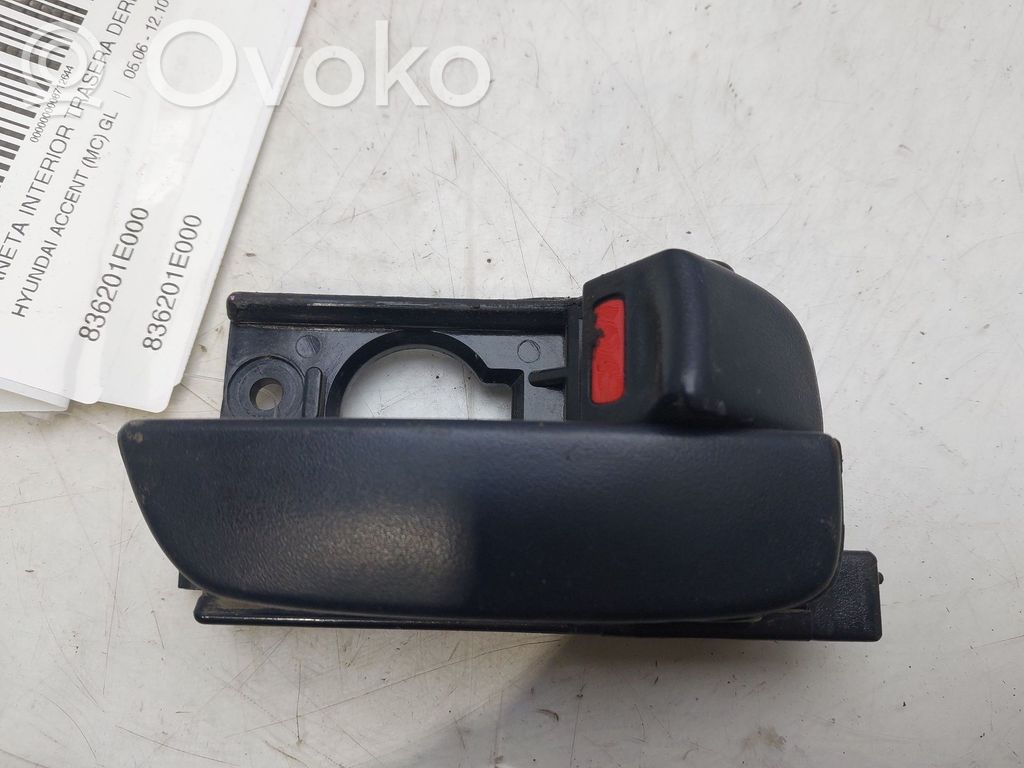 Manecilla interna puerta trasera   836201E000