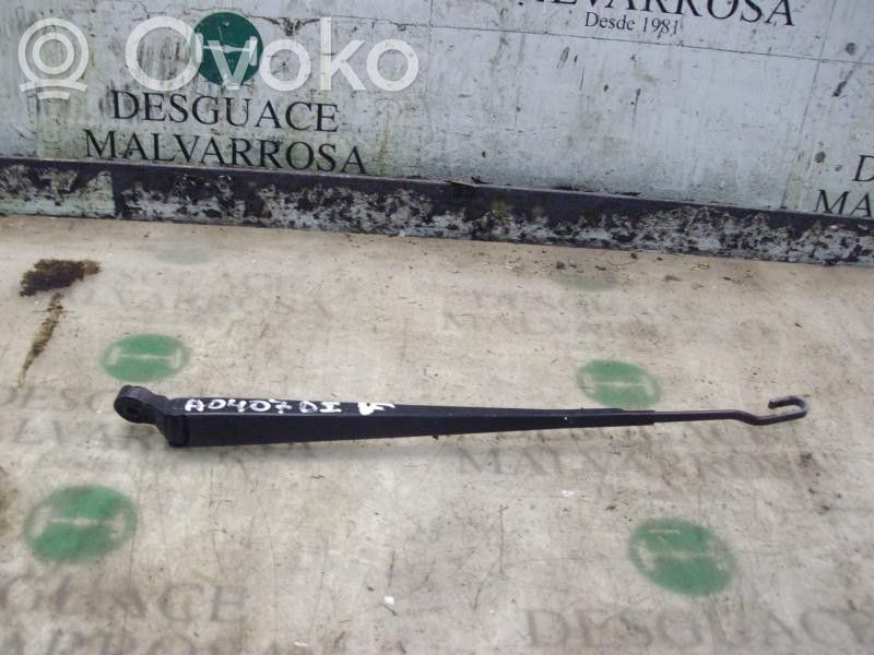 Brazo del limpiaparabrisas delantero