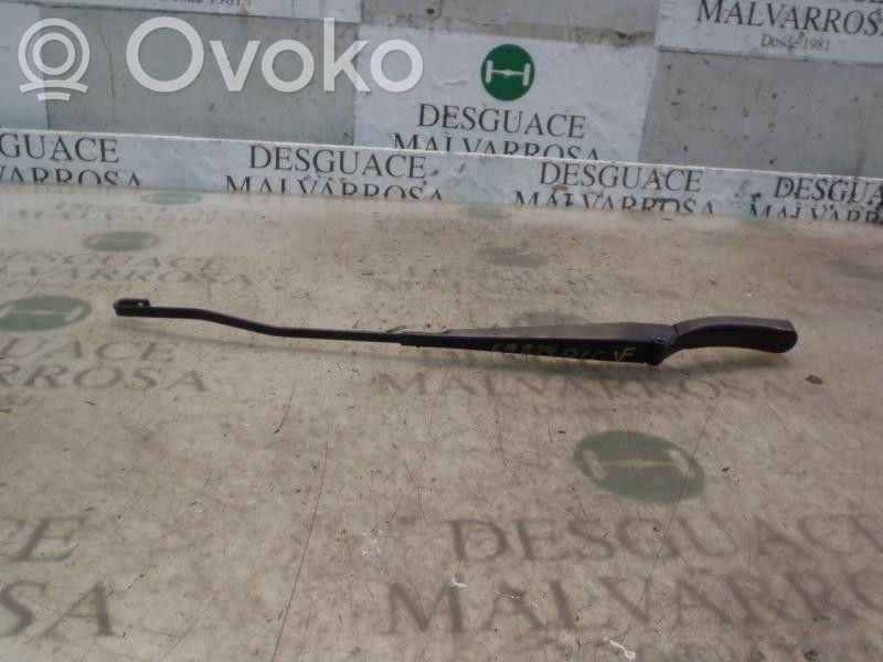 Brazo del limpiaparabrisas delantero